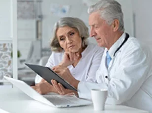 врач с пожилой женщиной