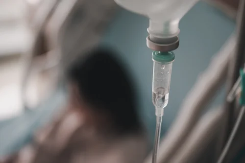 женщина проходит вывод из запоя в стационаре